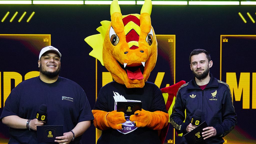 Une mascotte de la Kings league entourée de joueurs