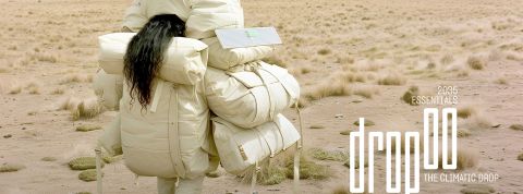 Une femme brune de dos est ensevelie sous des sacs en textile blanc