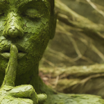 une femme verte qui dit chut