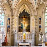 L'intérieur magnifique d'une église gothique