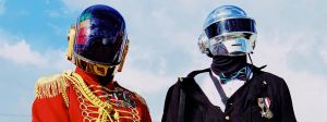 Des personnes casquées à la Daft Punk