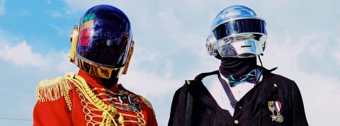 Des personnes casquées à la Daft Punk