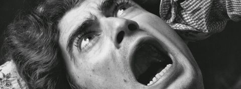 Un visage d'homme en panique