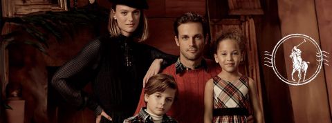 Une famille en total look Ralph Lauren dans un salon boisé