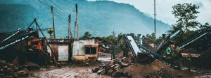 Vue d'habitatiosn dévastées par une catastrophe climatique