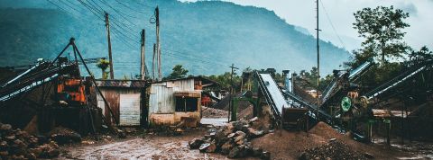 Vue d'habitatiosn dévastées par une catastrophe climatique