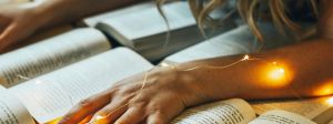Les mains d'une femme sur plusieurs livres