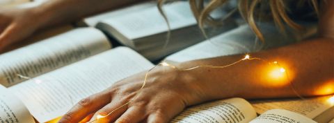 Les mains d'une femme sur plusieurs livres
