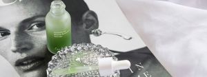 Un sérum posé sur un magazine féminin