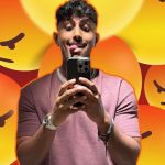une jeune homme qui tire la langue devant un mur d'emoji pas content