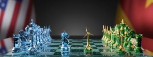 Jeu d'échecs avec pièces holographiques (IA américaine) vs pièces énergétiques vertes (stratégie chinoise)