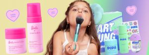 Une petite fille et des prodouits Barbie et Pippa Skincare