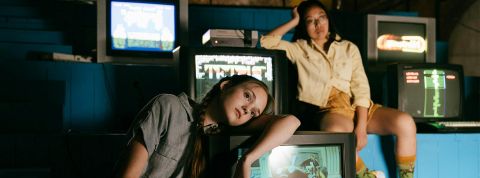 Deux ados désabusées sur de vieilles télés
