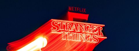 Un néon Nteflix et Stranger things dans la nuit