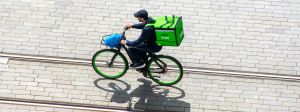 Un livreur Uber en vélo vue de haut