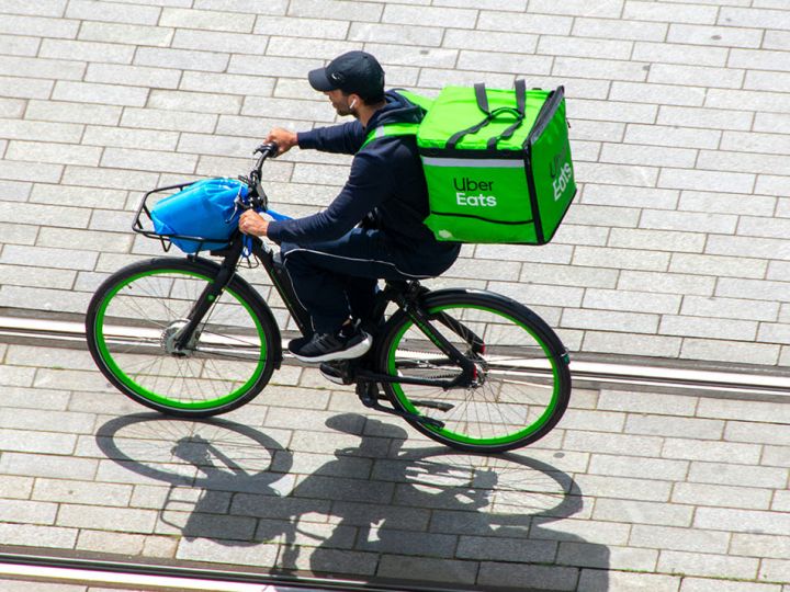 Un livreur Uber en vélo vue de haut