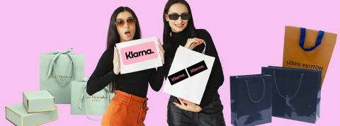 Deux femmes revenant de shopping avec plein de sacs et le logo Klarna