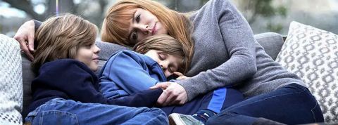 Une scène de Big Little lies avec Nicolae Kidma et ses enfants sur un canapé