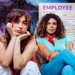 Deux filles de la Genz sur fond d'univers avec une time sheet "employees"