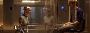Capture écran du film désu ex Machina, de la femme robot faisant face à l'homme