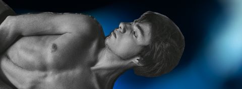 Un jeune homme torse nu mal à l'aise