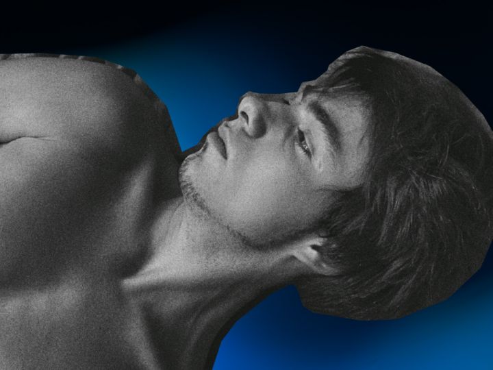 Un jeune homme torse nu mal à l'aise