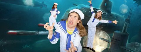 Un jeune toktokeur avec un costume de marin désuet sur une image de sous-marin torpille