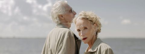 Un couple de seniors aux cheveux blancs