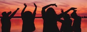 Des silhouettes d'hommes et femmes sur coucher de soleil