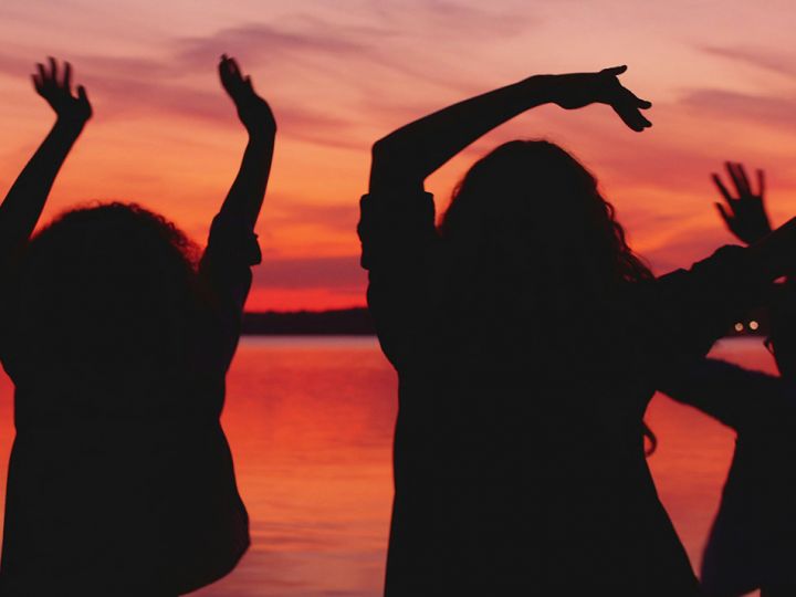 Des silhouettes d'hommes et femmes sur coucher de soleil