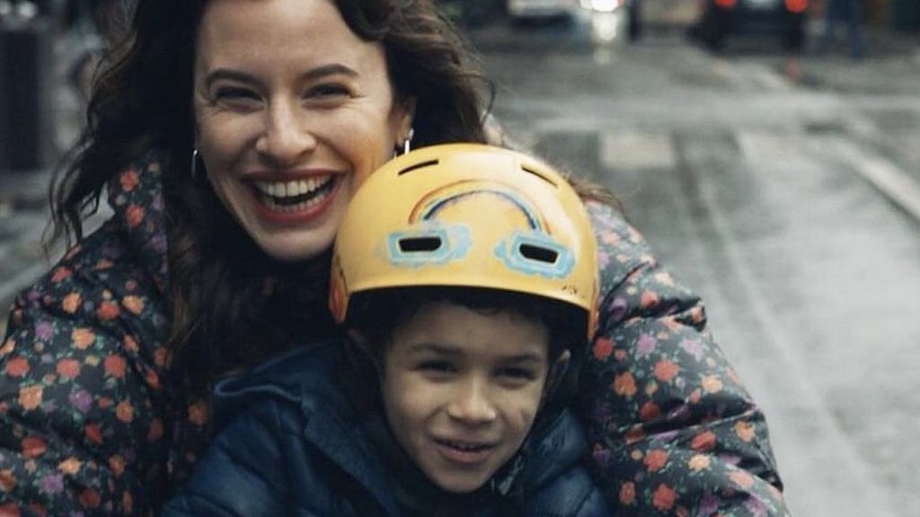 femme sur un vélo avec un enfant