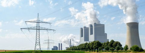 Poteau électrique gigantesque, énorme usine dans un champ