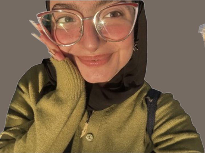 Une jeune femme voilée avec des cafés yéménites