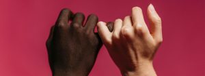Deux mains entrelacées
