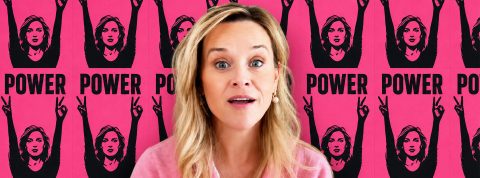 Reese Witherspoon devant un fond rose  - girl power - 